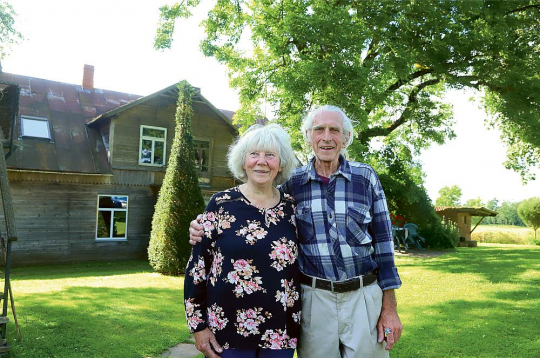 Ivars un Laima Lindes: "Mežs mums kļuvis kā savējais. Visu laiku gribas uz to aiziet, pastaigāt. Mežā dzīvot ir labi, taču ar ražu jādalās."