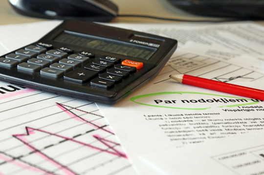 2026. gadā palielināsies gan minimālā alga, galvenokārt radot papildu izmaksas uzņēmējiem, gan arī neapliekamais minimums, palielinot naudas daudzumu iedzīvotāju maciņos.