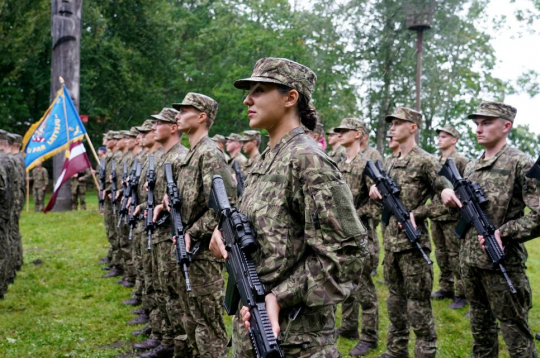 Lielvārdes parkā notiek Nacionālo bruņoto spēku Gaisa spēku valsts aizsardzības dienesta karavīru svinīgā zvēresta došanas ceremonija.