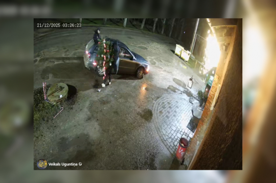 Ekrānuzņēmums no videonovērošanas kameras ieraksta. Ekrānuzņēmums no videonovērošanas kameras ieraksta.