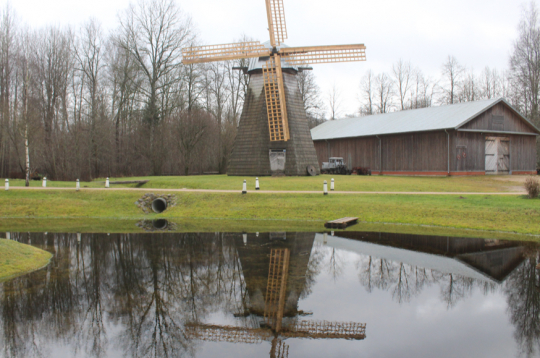 Lazdu vējdzirnavas brīvdabas muzejā “Ausekļu dzirnavas” šovasar ieguvušas jaunus spārnus.