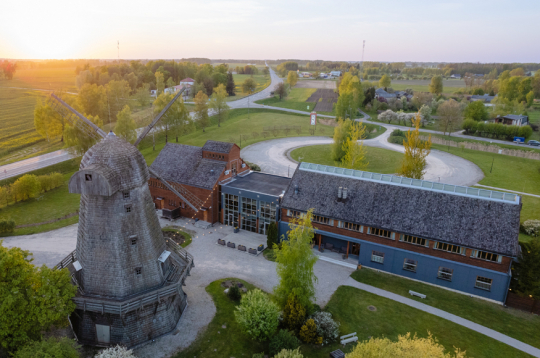 Tā izskatās Ribbes vējdzirnavas, kas atrodas VIA Baltica autoceļa malā septiņus kilometrus no Bauskas.