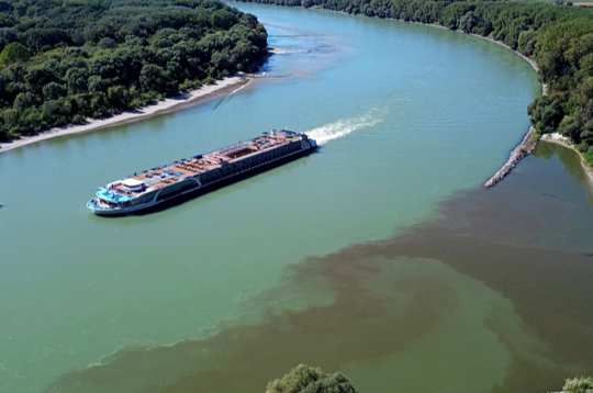 Donava - upe, kas plūst caur desmit Eiropas valstīm. Attēlā vieta, kur tā šķērso Austrijas – Slovākijas robežu.