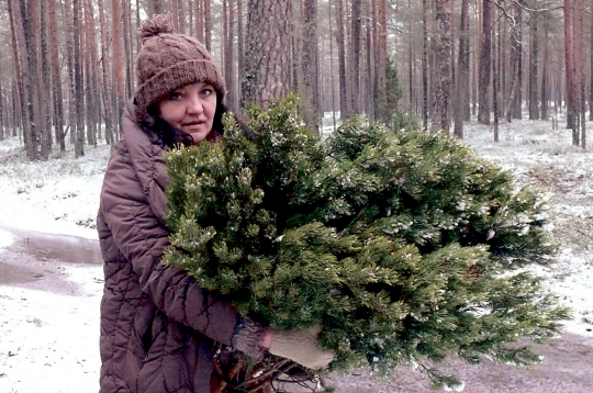 Pati skaistā skujkoku dārza saimniece Irēna Rožkalna ziemīgās noskaņās.