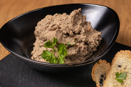 Cūkas un liellopu aknu pastēte.