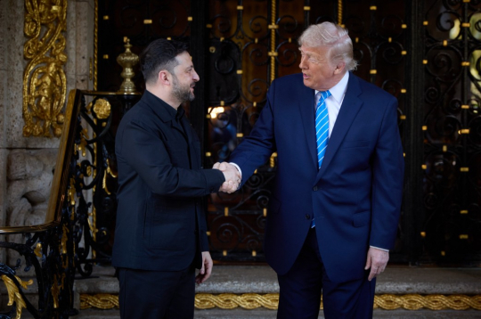 Donalds Tramps un Volodimirs Zelenskis "Mar-a-Lago" īpašumā.