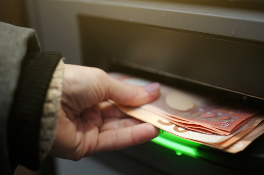 Bankomāts, nauda. Bankomāts, nauda.