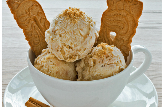 Saldējums ar piparkūkām.