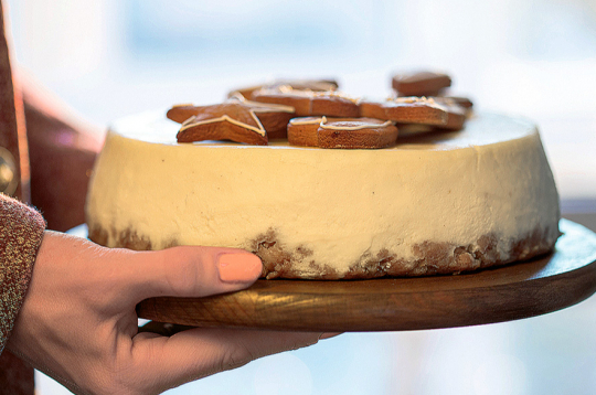 Siera kūka ar piparkūku pamatni.