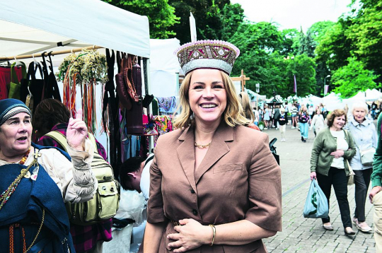 Valdības (it kā) restarts. Premjere Evika Siliņa (attēlā) 21. februārī izziņoja valdības “restartu” un “uzrāvienu”. Amatu zaudēja trīs ministri – gan daudz kritizētais satiksmes ministrs Kaspars Briškens, gan kompānijas dēļ klāt paķertā izglītības un zinātnes ministre Anda Čakša un labklājības ministrs Uldis Augulis, kā arī vairāki parlamentārie sekretāri. Atlaistajiem diezgan ātri tika atrasti aizvietotāji. Vienlaikus valdības vadītāja arī izziņoja tā saukto “4X4” darbu plānu, tomēr visu šo rosīšanās pavadīja lielas šaubas, vai tās tiešām ir kādas reālas pārmaiņas vai drīzāk to imitācija.