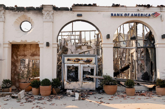 7. janvārī ASV Kalifornijas štata Losandželosa piedzīvoja postošākos mežu ugunsgrēkus savā vēsturē. Pietuvojoties pilsētai, tie nopostīja vairāk nekā 13 tūkstošus ēku, tajā skaitā slavenajā Saulrieta bulvārī.