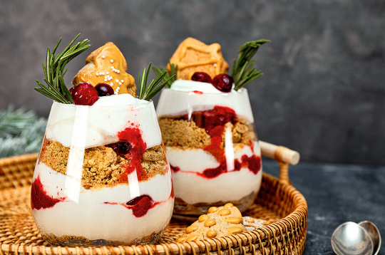 Piparkūku un ogu kārtojums.