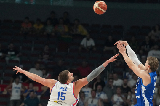 Somijas valstsvienības spēlētājs Lauri Markanens (nr.23) un Nikola Jokič (nr.15) Eiropas čempionāta astotdaļfināla spēlē basketbolā vīriešiem starp Somijas un Serbijas valstsvienībām "Xiaomi arēnā".