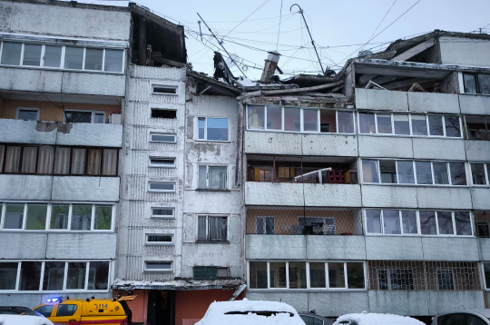 Torņakalnā gāzes sprādzienā sagruvis daudzdzīvokļu mājas jumts, viens bojāgājušais.