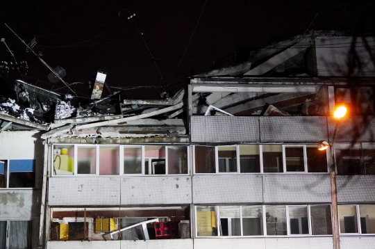 Rīgā, Torņakalnā, gāzes sprādziena dēļ daļēji sagruvis daudzstāvu ēkas jumts un daļa piektā stāva. Rīgā, Torņakalnā, gāzes sprādziena dēļ daļēji sagruvis daudzstāvu ēkas jumts un daļa piektā stāva.