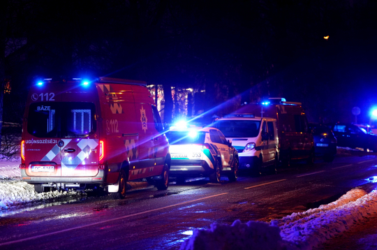 Rīgā, Torņakalnā, gāzes sprādziena dēļ daļēji sagruvis daudzstāvu ēkas jumts un daļa piektā stāva. Rīgā, Torņakalnā, gāzes sprādziena dēļ daļēji sagruvis daudzstāvu ēkas jumts un daļa piektā stāva.