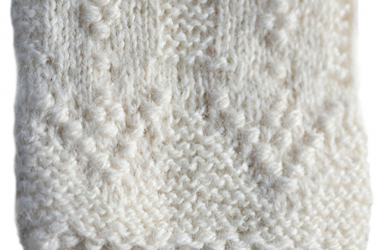 Balto dūraiņu raksts. 