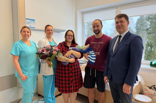 Dvīnīšu vecāki Evija un Jānis ar jaundzimušajiem. Dvīnīšu vecāki Evija un Jānis ar jaundzimušajiem.