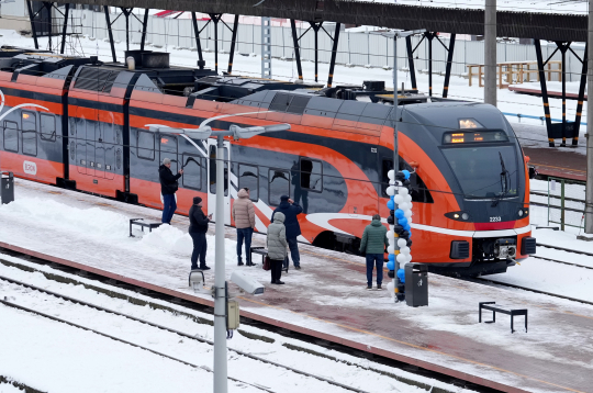 Rīgas Centrālajā dzelzceļa stacijā pienāk zīmola "Elron" vilciens.
