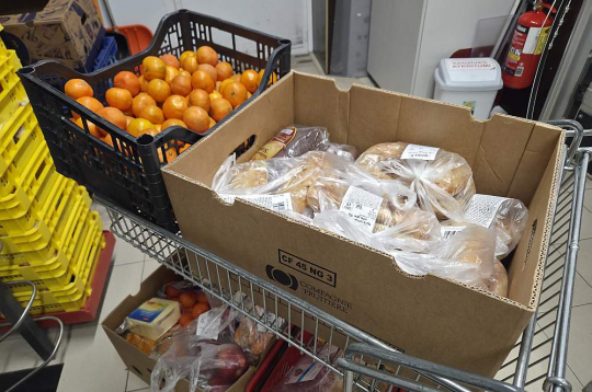 2024. gadā Latvijā tika radīti vairāk nekā 269 tūkstoši tonnu pārtikas atkritumu. Ražošanā, pārstrādē un ēdināšanā atkritumu apjoms samazinās, taču mājsaimniecībās un tirdzniecībā – palielinās. Viens no risinājumiem šai problēmai ir pārtikas ziedošana labdarības organizācijām, un tā kļūst arvien populārāka.