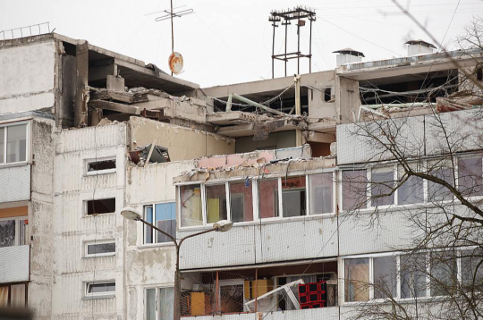 Mājai Rīgā, Bauskas ielā, noteikts avārijas stāvoklis, un tās ekspluatācija aizliegta. Vakar pašvaldība organizēja dzīvokļu īpašnieku sapulci, lai lemtu par sertificēta būvinženiera piesaistīšanu ēkas stāvokļa ekspertīzei.