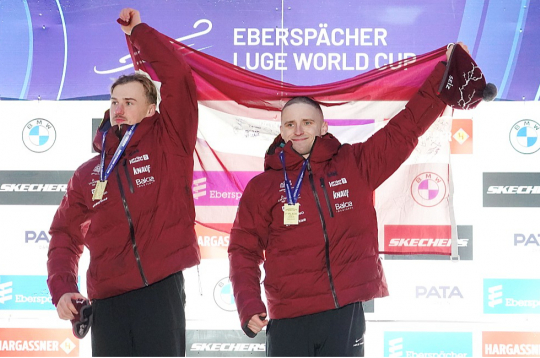 Eduards Ševics-Mikeļševics (no kreisās) un Lūkass Krasts pēc pirmās uzvaras karjerā Pasaules kausa posmā.