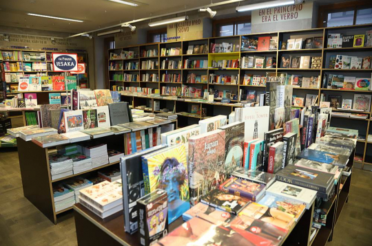 Arī grāmatnīcu "Globuss" piedāvājumā redzams, ka pircēji labprāt izvēlas gan latviešu autoru grāmatas – tā ir tendence, kas jau gadiem iepriecina gan autorus, gan izdevējus –, gan arī dažāda veida tulkoto literatūru.