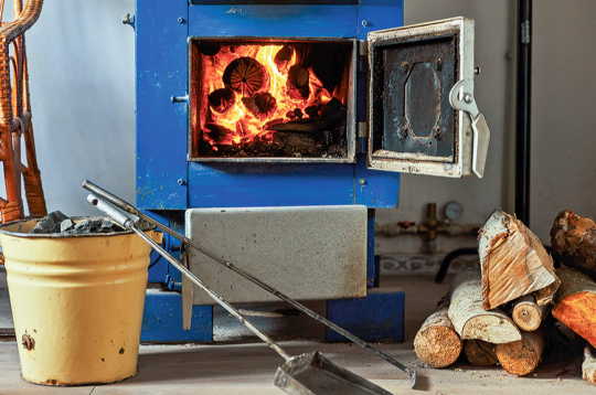 Siltumnesējs, pakāpeniski uzsilstot, ceļas līdz sistēmas augstākajam punktam un plūst caur slīpi stiprinātām caurulēm. Cirkulācijas rezultātā ūdens uzsilda radiatorus. Siltumnesējs, pakāpeniski uzsilstot, ceļas līdz sistēmas augstākajam punktam un plūst caur slīpi stiprinātām caurulēm. Cirkulācijas rezultātā ūdens uzsilda radiatorus.
