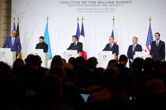 Francija, Lielbritānija un Ukraina paraksta deklarāciju par daudznacionālo spēku izvietošanu Ukrainā pēc pamiera panākšanas.