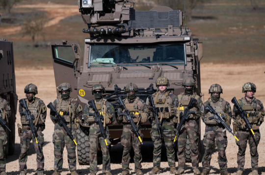 Franču karavīri pēc kaujas simulācijas "Scorpion Days" manevru laikā Vāras departamentā, Francijā, 2025. gada martā. Reaģējot uz ASV prezidenta Donalda Trampa mājienu par ASV spēku atvilkšanu
no Eiropas 2025. gada februārī un Krievijas karu pret Ukrainu, Eiropas valstis apspriež obligātā militārā dienesta atjaunošanu, lai stiprinātu savu aizsardzību pret Krievijas agresiju.