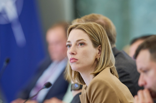 Kultūras ministre Agnese Lāce (P).