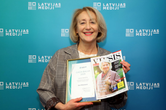 Balva “Gada intervija” – mūsu kolēģei, “Mājas Viesa” redaktora vietniecei žurnālistei Ilzei Pētersonei par sarunu ar Ilzi Auzeri “Jādod pretim – un pa purnu” (“Mājas Viesis”, Nr. 20, 2025.). Sveicam un lepojamies!