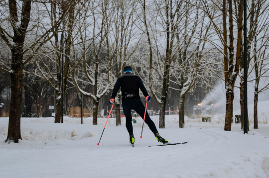 Ziemas prieki slēpošanas trasē Uzvaras parkā.