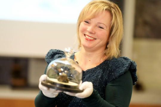 Latvijas Nacionālā dabas muzeja Komunikācijas nodaļas vadītāja, zooloģe Inta Lange piedalās dabas simbola "Gada dzīvnieks 2026" paziņošanas un informācijas stenda atklāšanas pasākumā Latvijas Nacionālajā dabas muzejā. Latvijas Nacionālā dabas muzeja Komunikācijas nodaļas vadītāja, zooloģe Inta Lange piedalās dabas simbola "Gada dzīvnieks 2026" paziņošanas un informācijas stenda atklāšanas pasākumā Latvijas Nacionālajā dabas muzejā.