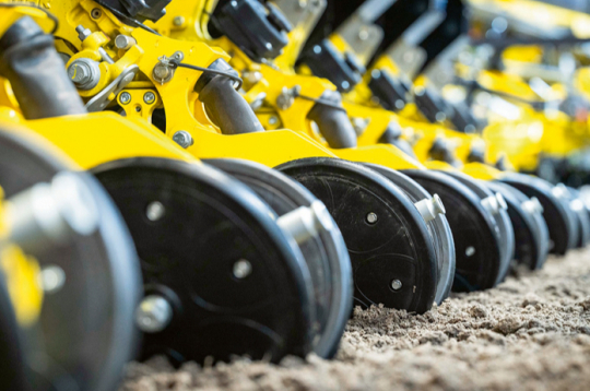 Jaunākās sējas sistēmas nodrošina precīzu sēklu izvietošanu. Mainīgas sēklu normas atkarībā no augsnes zonām palielina ražu un samazina sēklu patēriņu.