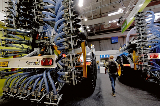 Mēslošanas tehnoloģiju tendence turpina virzīties uz precīzu un augu vajadzībām atbilstošu barības vielu lietošanu, kā arī iespējamu to zudumu samazināšanu. Lai to panāktu, ražotāji izstrādā vieglākas mašīnas ar augstu efektivitāti, uzlabotus agregātus un alternatīvas sistēmas.