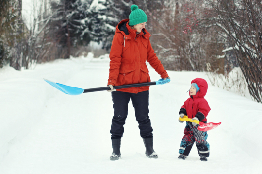 Tīrot sniegu, ik pēc 10–15 minūtēm ieteicams atpūsties.