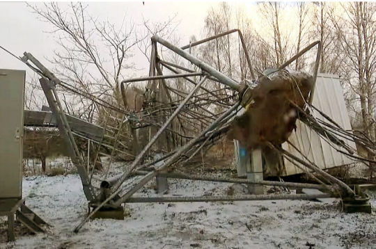 Medijos publicētajos attēlos redzams, ka viens no trijiem torņa balstiem – betona pēda ar injekcijas enkurpāļiem – ir izrauts no zemes. Medijos publicētajos attēlos redzams, ka viens no trijiem torņa balstiem – betona pēda ar injekcijas enkurpāļiem – ir izrauts no zemes.