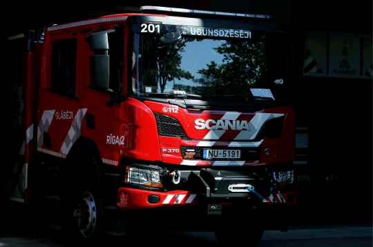 Valsts ugunsdzēsības un glābšanas dienesta (VUGD) automašīna.
