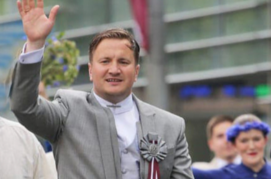 Kora “Kamēr…” mākslinieciskais vadītājs un galvenais diriģents Jurģis Cābulis Dziesmu
un deju svētku gājienā 2023. gadā.