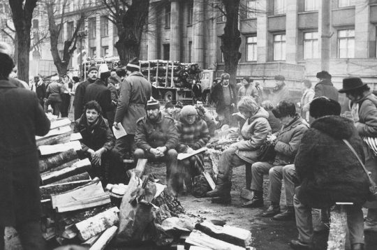 Barikādes un to aizstāvji pie Latvijas Republikas Ministru Padomes ēkas. Barikādes un to aizstāvji pie Latvijas Republikas Ministru Padomes ēkas.