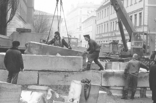 Barikāžu celšana pie Latvijas Republikas Augstākās Padomes ēkas.