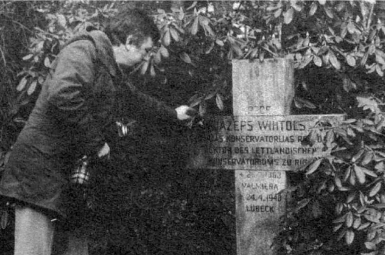 Trimdas izdevumi vēsta, ka Raimonds Pauls 1979. gadā kļuva par pirmo mūziķi no okupētās Latvijas, kurš nolika ziedus 1948. gadā mirušā komponista Jāzepa Vītola atdusas vietā Lībekas Forverka kapos.