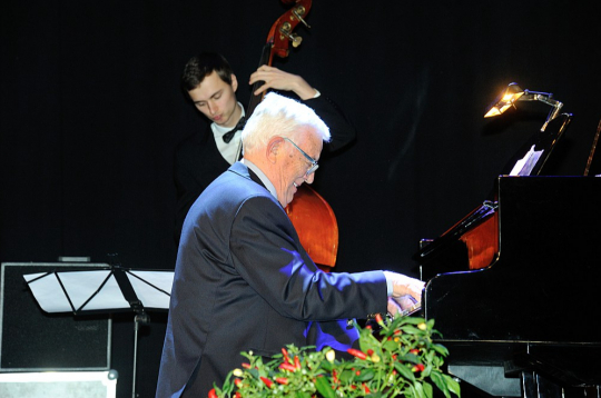 Raimonds Pauls pie klavierēm Nacionālās kino balvas "Lielais Kristaps" pasniegšanā 2016. gadā.