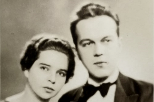 Ziedotājas Anitas Rožlapas vecāki, Latvijas Nacionālās operas scenogrāfs Pēteris Rožlapa ar dzīvesbiedri Vilmu Rožlapu 1930. gados.