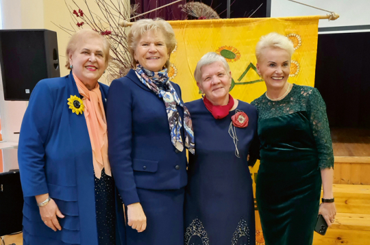 Pirms 25 gadiem un arī tagad lauku sievietes darboties mudina un iedrošina (no kreisās): LBTU profesore Baiba Rivža, raidījuma "Savai zemītei" vadītāja, žurnāliste Daina Bruņiniece, bijusī Latvijas Lauku konsultāciju un izglītības centra Bauskas biroja vadītāja Eleonora Maisaka, uzņēmēja un Saeimas deputāte Aiva Vīksna. Pirms 25 gadiem un arī tagad lauku sievietes darboties mudina un iedrošina (no kreisās): LBTU profesore Baiba Rivža, raidījuma "Savai zemītei" vadītāja, žurnāliste Daina Bruņiniece, bijusī Latvijas Lauku konsultāciju un izglītības centra Bauskas biroja vadītāja Eleonora Maisaka, uzņēmēja un Saeimas deputāte Aiva Vīksna.