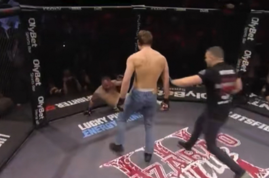 Ekrānuzņēmums no cīņas.