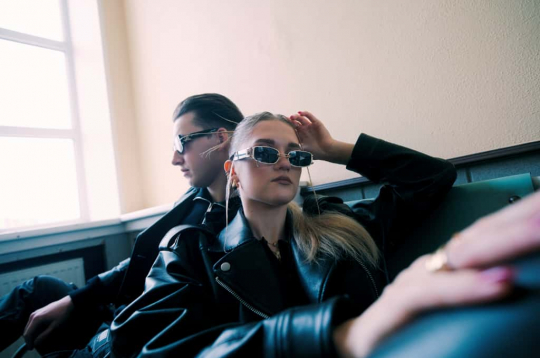 Mūzikas izpildītāja DEI videoklipa filmēšanas laikā.