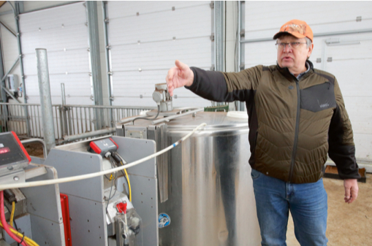 Jānis Freimanis: "Esam sagatavojuši projektu vēl četru slaukšanas robotu pirkumam un ganāmpulka paplašināšanai par 200 slaucamajām govīm." Attēlā: "Vec-Kurmjos" tiešām domā par ražošanas automatizāciju – pienu no robotiem pa carulēm sūknē uz teļu piena dzesētāju.