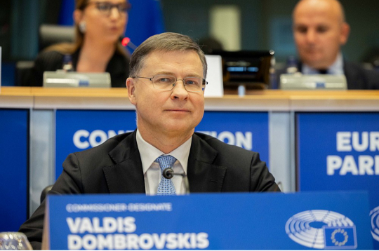 Eiropas Komisijas komisārs ekonomikas un produktivitātes jautājumos Valdis Dombrovskis: "Eiropas Savienība ir atgriezusies pie pirktspējas un reālo algu pieauguma. Pirms dažiem gadiem tas tā nebija, jo tolaik algas netika līdzi augstajai inflācijai."